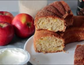 Gâteau au yaourt aux raisins secs et aux pommes