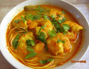 Soupe de crevettes et lait de coco au curry rouge