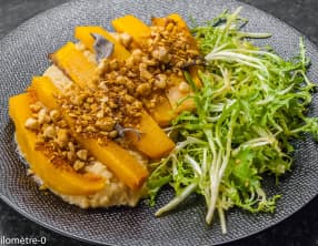 Butternut sur lit d’houmous et concassée de noisettes