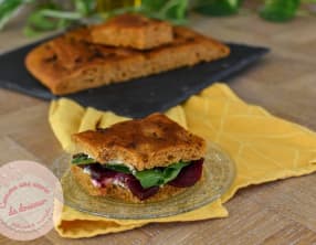 Focaccia à l’huile de truffe et tomate en sandwich chèvre betterave