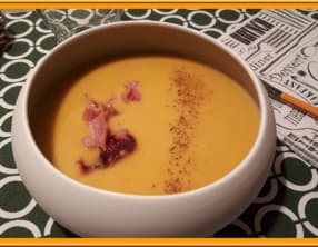 Velouté de butternut au curry et chips de poitrine fumée