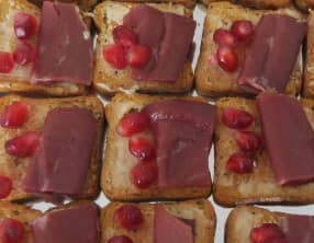 Toasts grillés au magret de canard fumé et grenade
