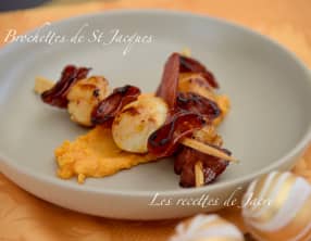 Brochettes de saint-jacques sur purée de patates douces