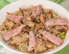 Soupe de canard au chou chinois, champignons et nouilles