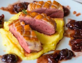 Magret de canard aux cerises