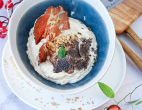 Crème de chou-fleur, chips de coppa et truffe noire