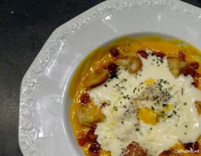 Velouté de potimarron, crème de parmesan, chorizo et croûtons à l'ail