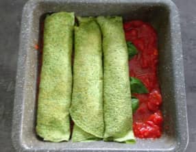 Crespelle aux épinards dans une sauce tomate
