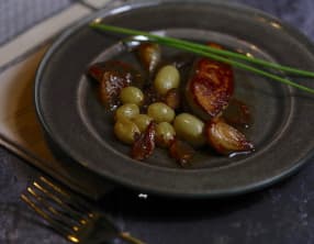 Foie gras poêlé aux raisins et petits oignons