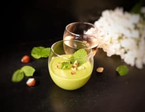 Soupe froide de petits pois, menthe et noisettes grillées