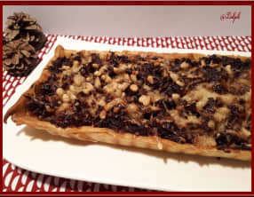 Tarte au confit d’oignons rouges, lardons et pignons