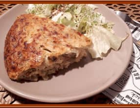 Quiche sans pâte, oignons, lardons et champignons