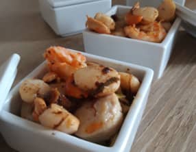 Cassolettes de saint-jacques au boudin blanc et aux crevettes