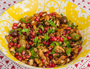 Salade de noix, olives et grenade