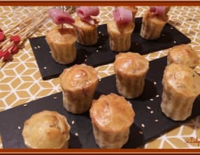 Minis cannelés au yaourt, bacon et sésame grillé