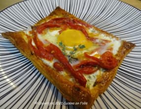 Feuilleté aux poivrons poêlés et son oeuf rôti