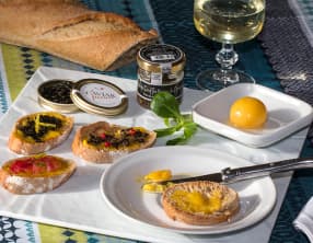 Toast de jaune d'œuf cuit au froid, caviar, truffes et saumon gravlax