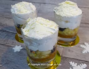 Verrines bananes myrtilles, chantilly crème de coco sur lit de Spéculoos, copeaux chocolat blanc