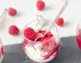 Verrines de fontainebleau aux fruits rouges