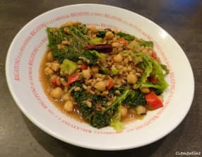 Minestra de châtaignes, épeautre, pois chiches et chou vert