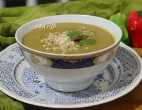 Soupe de lentilles aux betteraves et cacahuètes