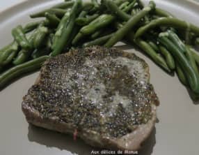 Tournedos de boeuf en croûte de poivre et thym