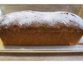 Cake aux noix et loukoums avec des blancs d'oeufs