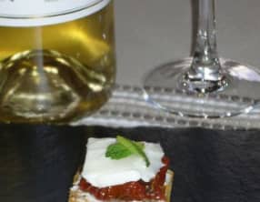 Canapé de tomates séchées et mozzarella sur du pain d’épices