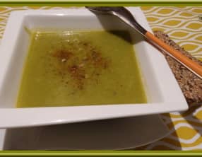 Soupe de brocolis au curcuma