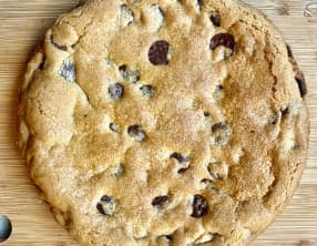 Gâteau cookie géant aux pépites de chocolat