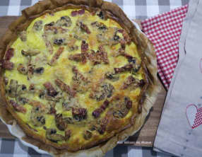 Tarte feuilletée gratinée aux pommes de terre, lardons et champignons