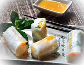 Rouleaux de printemps sucrés de riz gluant au lait de coco, mangue et menthe