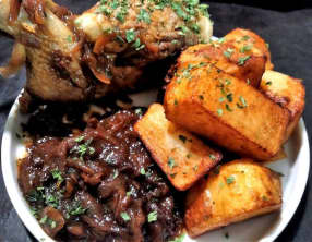 Cailles en cocotte au confit d'oignons caramélisés