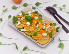 Salade de kakis et chèvre, noisettes torréfiées