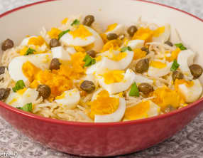 Salade de céleri rave aux oeufs et aux câpres