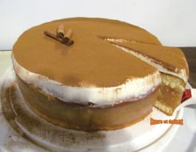 Gâteau pommes, chantilly, cannelle