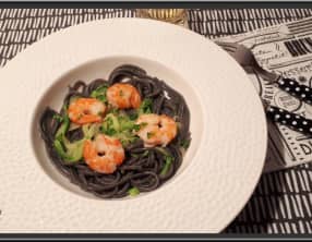 Crevettes et spaghetti à l’encre de seiche