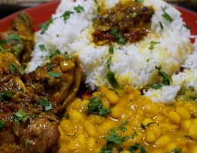 Cari cuisses de poulet, riz, haricots blancs