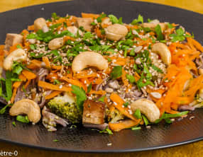 Nouilles de sarrasin au tofu, légumes et noix de cajou