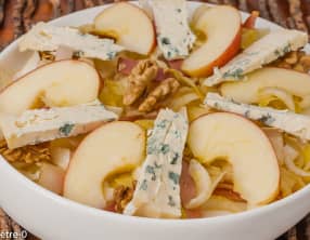 Salade d’endives au bacon, pommes, fourme d’Ambert et noix