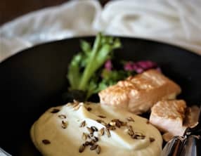 Pavé de saumon sur purée de chou-fleur, pesto de mesclun