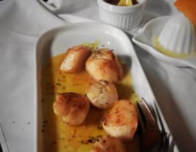 Noix de Saint Jacques, vinaigrette au safran, miel et orange