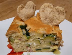 Le cake aux courgettes, lardons et mozzarella et petits cœurs de parmesan