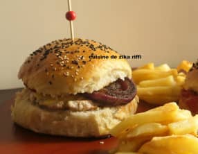 Burger poulet fromage, oignons, champignons et tomate grillée