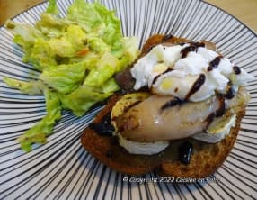 Tartines de chèvre aux échalotes confites et oeuf poché
