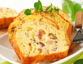 Cake salé au jambon et aux olives vertes