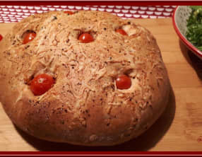 Focaccia aux tomates cerises et olives noires