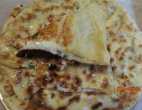 Galettes à la poêle au fromage et oignons nouveaux