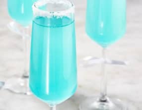 Soupe de champagne avec du curaçao