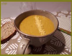 Velouté de jeunes carottes avec son pesto de fanes